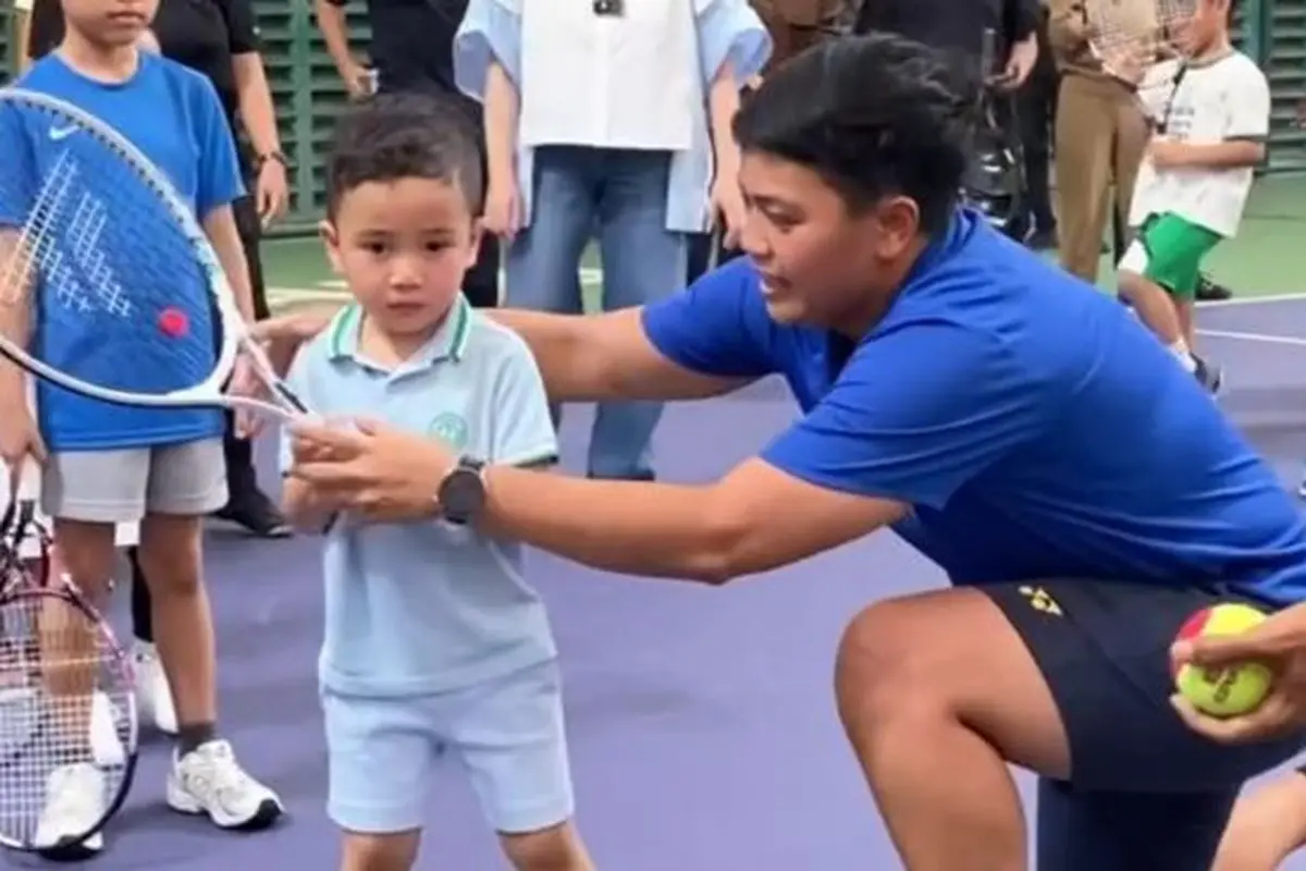 Potret Rayyanza Ikut Latihan Tenis Didampingi Nagita Slavina. (instagram/tercipungcipung)
