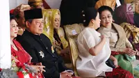 Presiden RI ke-6 Susilo Bambang Yudhoyono dan Ani Yudhoyono duduk dalam satu shaf dengan Presiden ke-5 RI Megawati Soekarnoputri saat Yudhoyono menghadiri upacara peringatan kemerdekaan di Istana Merdeka, Jakarta, Kamis (17/8). (Liputan6.com/Pool)