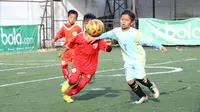 Dua pemain belia berebut bola saat bertanding dalam Liga Bola Indonesia 2016 di Sabnani Park, Alam Sutera, Tangerang, Minggu (25/9/2016). (Bola.com/Liga Bola Indonesia)