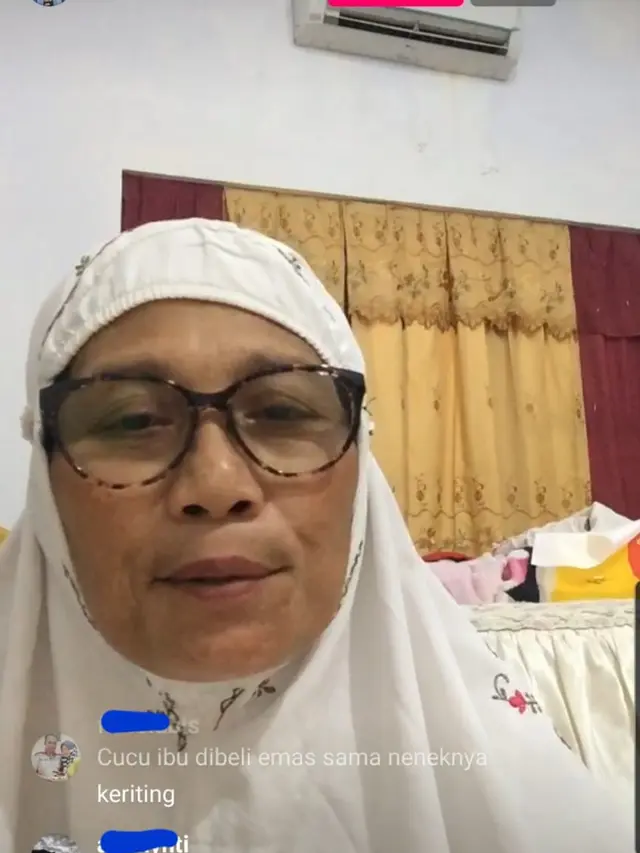 Nursyah menggelar siaran langsung Instagram mengomentari hadiah gelang emas dari keluarga Arie Kriting untuk anak Indah Permatasari. (Foto: Dok. Instagram @mustaminnursyah)