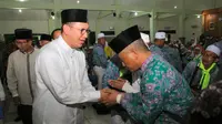 Menag Lukman menyambut kedatangan jemaah haji kloter I Solo (Fajar Abrori/Liputan6.com)
