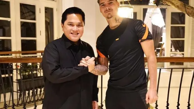 Ketua PSSI, Erick Thohir bersama pemain naturalisasi Timnas Indonesia, Shayne Pattynama.