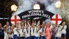 Timnas Inggris merayakan kemenangan saat menjuarai Finalissima Putri 2023 setelah mengalahkan Timnas Brasil pada laga yang berlangsung di Stadion Wembley, London, Jumat (07/04/2023) WIB. The Three Lions secara dramatis mengalahkan Brasil dengan skor 4-2 dalam babak adu penalti setelah bermain imbang 1-1 di waktu normal. (AFP/Adrian Dennis)