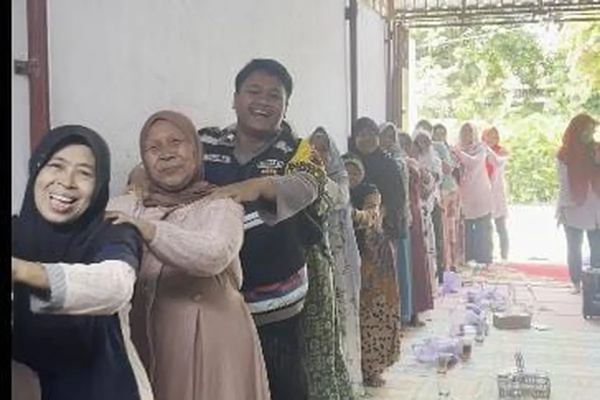 Pak Bhabin Tomi Polsek Belik mengajak lansia bernyanyi dan joget bersama di Posyandu Lansia. (Foto: Liputan6.com/Humas Polres Pemalang)