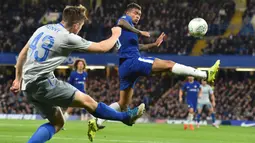 Gelandang Everton, Jonjoe Kenny, melepas umpan saat melawan Chelsea pada laga Piala Liga di Stadion Stamford Bridge, London, Rabu (25/10/2017). Chelsea menang 2-1 atas Everton. (AFP/Glyn Kirk)