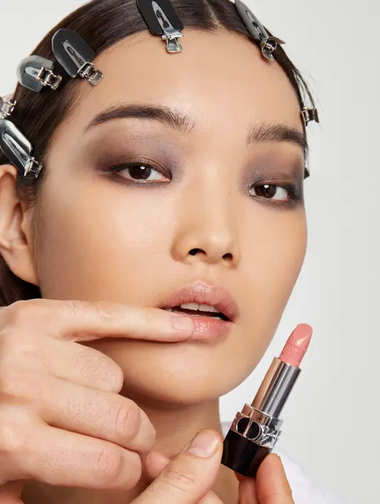 Bibir dapat terlihat alami dengan perpaduan warna nude dan soft burgundy yang bikin kesan feminin [Dior Beauty]