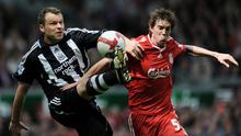 Penyerang Newcastle United asal Australia, Mark Viduka (kiri), berduel dengan bek Liverpool asal Denmark, Daniel Agger, selama pertandingan sepak bola Liga Premier Inggris di Anfield, Liverpool, pada 3 Mei 2009. (AFP/PAUL ELLIS)
