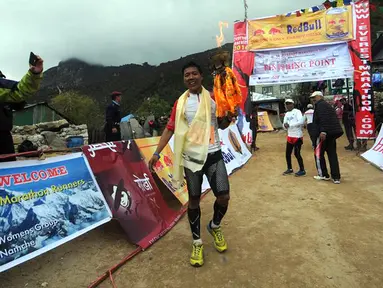 Bed Bahadur Sumuwar, tentara asal Nepal, berhasil memenangkan perlombaan maraton tertinggi di dunia, di Gunung Everest, Minggu (29/5). Lomba tahunan itu diadakan untuk merayakan pertama kalinya puncak Gunung Everest ditaklukkan. (facebook/everestmarathon)