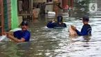 Petugas Sudin Sumber Daya Air (SDA) memunguti sampah-sampah yang tergenang saat banjir di kawasan Kampung Melayu Kecil, Bukit Duri, Jakarta, Selasa (25/2/2020). Banjir tersebut akibat luapan sungai Ciliwung. (merdeka.com/magang/ Muhammad Fayyadh)