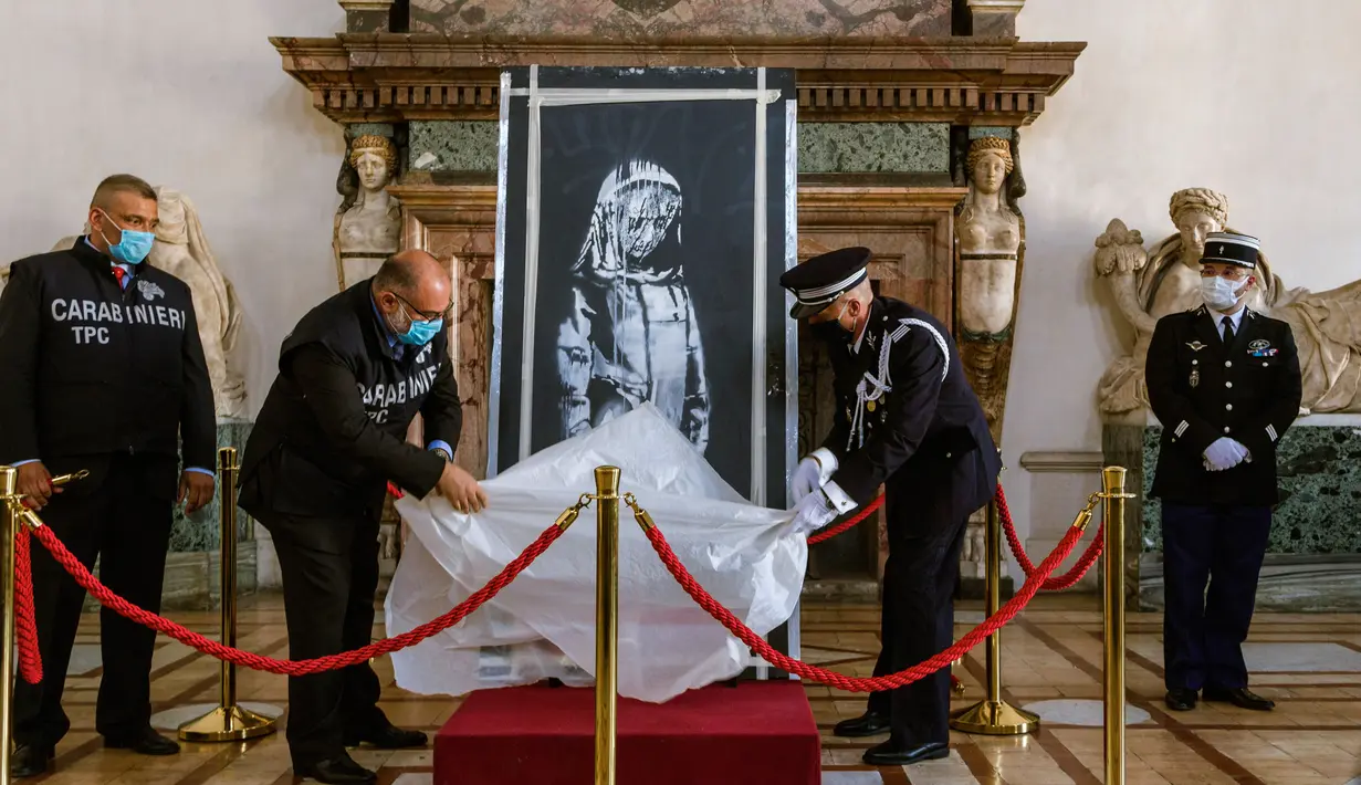 Lukisan seniman Inggris Banksy yang menggambarkan sosok perempuan muda dengan ekspresi sedih sebagai penghormatan kepada para korban serangan teror 2015 dikembalikan oleh jaksa Italia ke Prancis di Kedutaan Besar Prancis di Roma (14/7/2020). (AP/Photo/Domenico Stinellis)