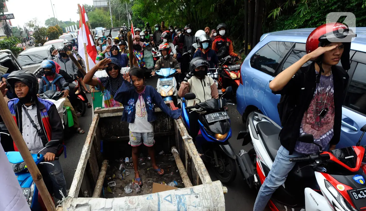 Pengguna jalan melakukan penghormatan saat detik-detik proklamasi 17 Agustus di ruas jalan protokol Jakarta-Bogor, pertigaan Cibinong, Bogor, Jawa Barat, Rabu (17/8/2022). Sejumlah pengguna jalan terlihat turun dari kendaraannya dan melakukan sikap hormat. (merdeka.com/Arie Basuki)