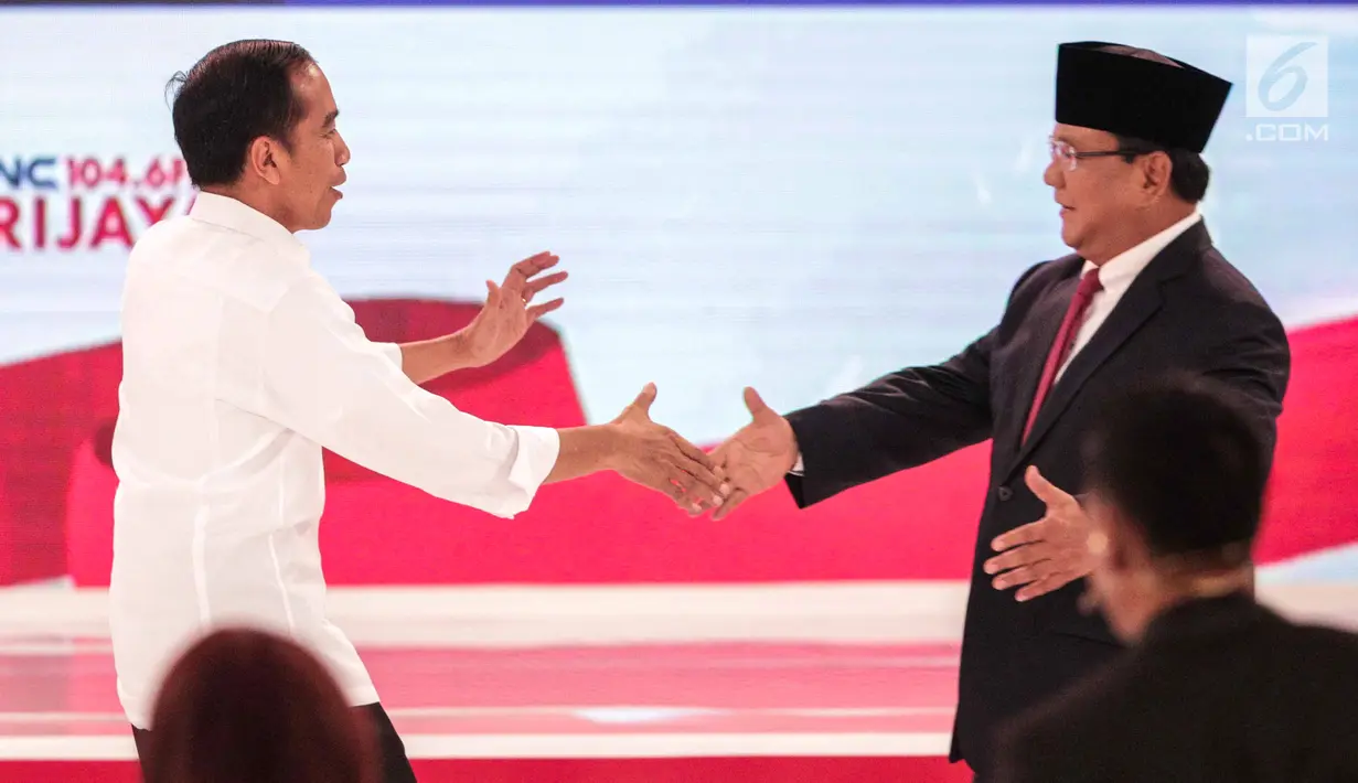 Capres nomor urut 01 Joko Widodo (kiri) dan capres nomor urut 02 Prabowo Subianto (kanan) bersalaman usai debat kedua Pilpres 2019 di Hotel Sultan, Jakarta, Minggu (17/2). (Liputan6.com/Faizal Fanani)