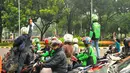 Pengemudi ojek online terlibat aksi lempar batu dengan sopir taksi yang melakukan unjuk rasa, di kawasan Sudirman, Jakarta, Selasa (22/3). Aksi itu pecah saat pengunjuk rasa mendapat perlawan dari pengemudi ojek online. (Liputan6.com/Faisal R Syam)