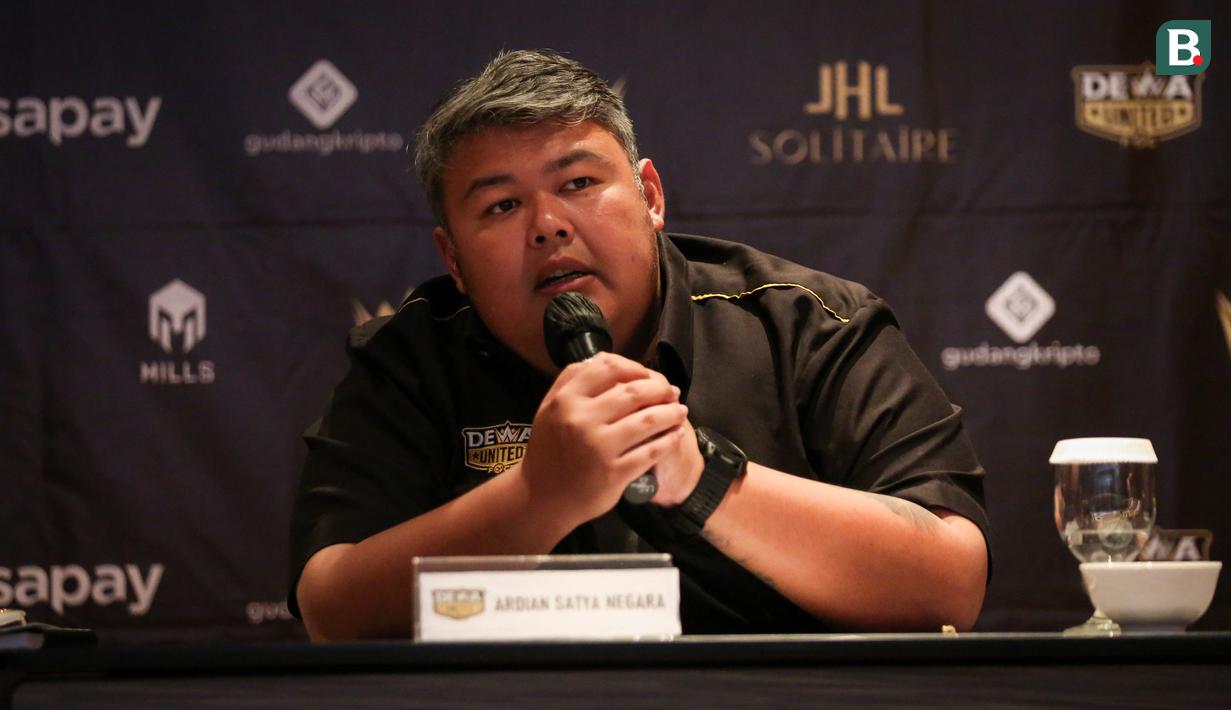 <p>CEO Dewa United FC, Ardian Satya Negara&nbsp;memberikan pernyataan saat konferensi pers pengenalan pelatih baru Dewa United FC untuk BRI Liga 1 2022/2023 yang berlangsung di Hotel Episode, Gading Serpong, Tangerang, Selasa (10/1/2023). (Bola.com/Bagaskara Lazuardi)</p>