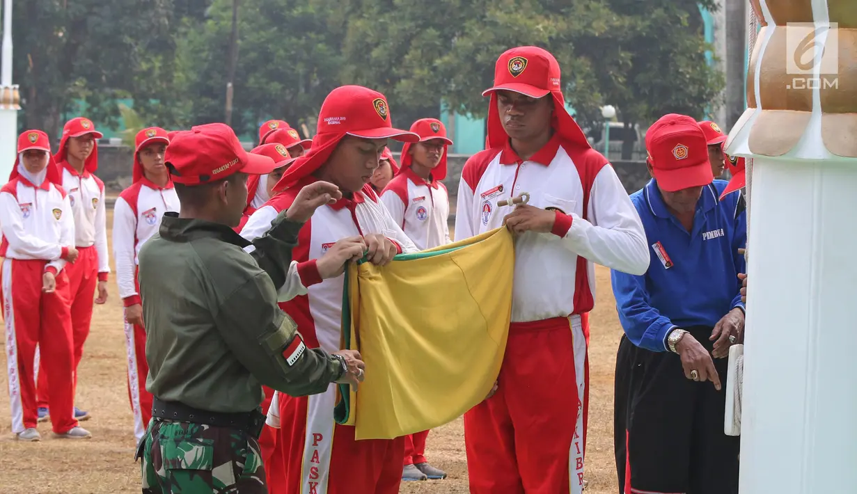 Calon anggota Pasukan Pengibar Bendera (Paskibra) Nasional 2019 mengikuti latihan pelipatan bendera di Lapangan PPPON Cibubur, Jakarta, Selasa (30/7/2019). Hari ke-3 diklat, calon Paskibraka berlatihan formasi baris-berbaris, pengibaran dan penurunan bendera. (Liputan6.com/Herman Zakharia)