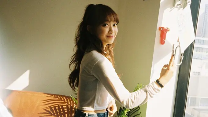 Gaya Kasual Dita Karang, Simpel dan Memesona