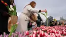 Lebih dari 800.000 pengunjung dari dalam dan luar negeri datang untuk menikmati bermekarnya tulip di negara ini setiap tahunnya. (AP Photo/Peter Dejong)