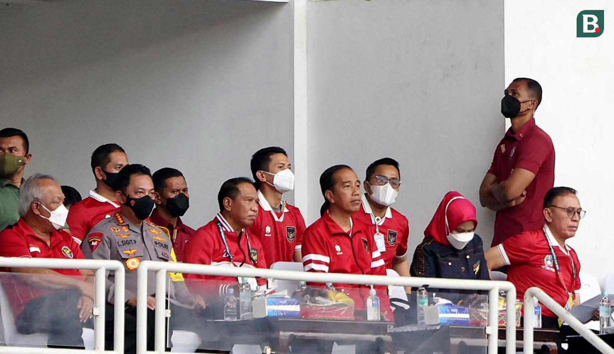 Didampingi sejumlah menteri, Presiden Jokowi terlihat antusias saat menepati janjinya untuk mendukung langsung Timnas Indonesia melawan Kamboja di Piala AFF 2022. (Bola.com/M Iqbal Ichsan)