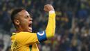 Neymar melakukan selebrasi usai mencetak gol ke gawang Kolombia di Olimpiade Rio 2016, Sabtu (13/8). Kemenangan 2-0 atas Kolombia mengantarkan Brasil ke Semifinal. (REUTERS / Paulo Whitaker )