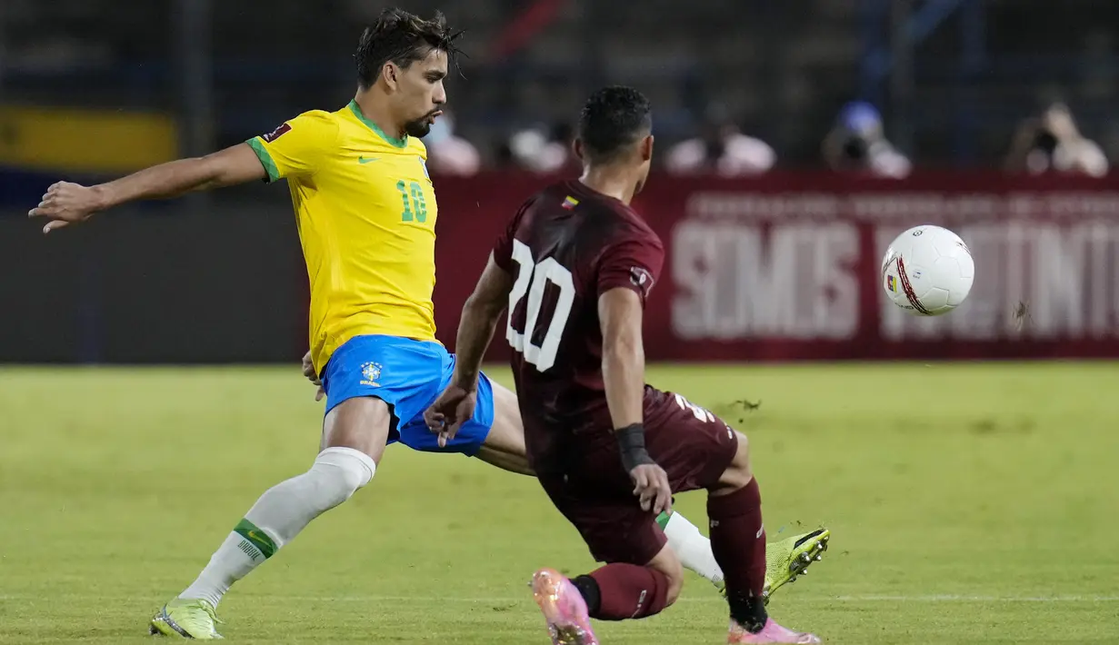 Brasil memang tampil dominan dalam laga ini. Mereka menguasai 62 persen penguasaan bola berbanding 38 milik Venezuela. (AP/Ariana Cubillos)