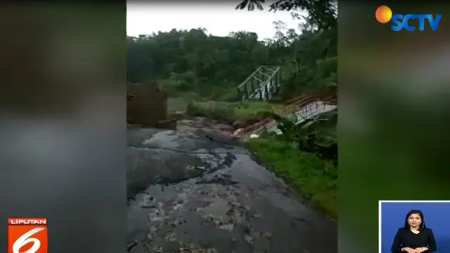 Sebuah video amatir merekam detik-detik saat Jembatan Plompong ambrol diterjang banjir bandang akibat luapan Sungai Keruh.