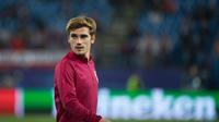 Striker Atletico Madrid Antoine Griezmann saat menjalani pemanasan jelang laga melawan Rostov di Vicente Calderon, Madrid, 1 November 2016. (AFP/Curto de la Torre)