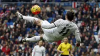 Penyerang Real Madrid, Gareth Bale berusaha menendang bola kegawang Rayo Vallecano pada lanjutan liga Spanyol di Santiago Bernabeu (20/12). Real Madrid menang telak atas Rayo Vallecano dengan skor 10-2. (REUTERS/Sergio Perez)