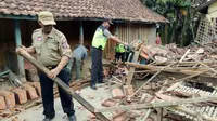 Los pasar Cimanggu Kecamatan Cimanggu, Cilacap ambruk total. (Foto: Liputan6.com/Muhamad Ridlo)