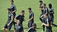 Pemain AS Roma melakukan pemanasan saat sesi latihan di Trigoria, Roma, Italia (15/9/2015). AS Roma akan menantang Barcelona di leg pertama penyisihan Grup E Liga Champions. (AFP PHOTO/ANDREAS Solaro)