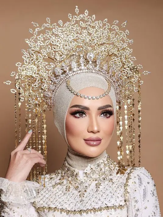 Wajah cantiknya tampak dipoles makeup manglingi hasil karya MUA berbakat bernama Molita. Namun netizen dibuat salfok dengan bibir Imel yang tampak lebih tebal dari aslinya.(instagram.com/aldiphotoofficial)