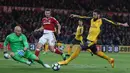 Striker Arsenal, Olivier Giroud, berusaha melewati kiper Middlesbrough, Brad Guzan, pada laga Premier League di Stadion Riverside, Inggris, Senin (17/4/2017). Middlesbrough takluk 1-2 dari Arsenal. (EPA/Nigel Roddis)