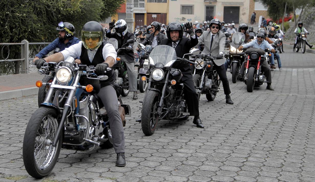 Pecinta motor klasik konvoi di jalan kota Quito dalam rangka Distinguished Gentleman's Ride 2016 di Ekuador, Minggu (25/9). Distinguished Gentleman's Ride merupakan kegiatan amal untuk penderita kanker prostat di seluruh dunia. (REUTERS / Kevin Granja)