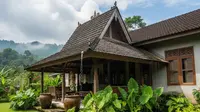 8 Jenis Atap Teras untuk Rumah Tropis yang Cocok di Daerah Panas dan Sering Hujan