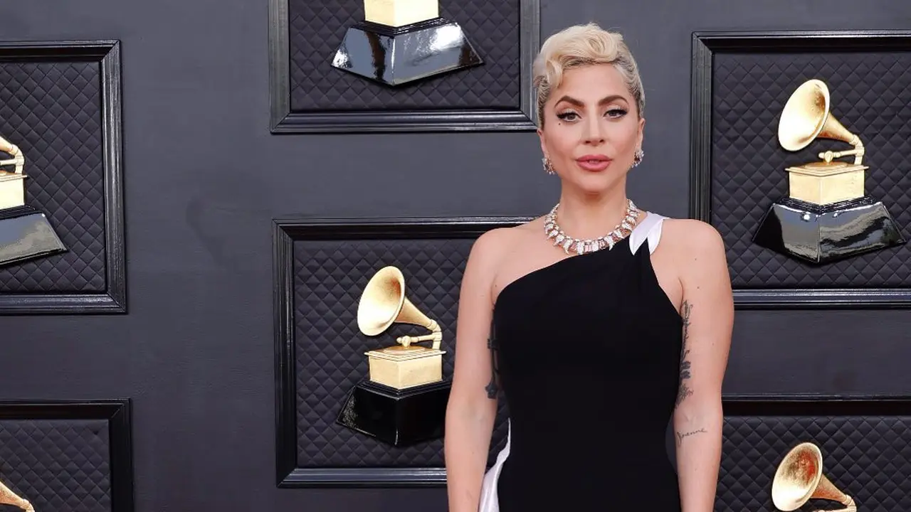 Transformasi Gaun Lady Gaga di Grammy 2022, Ada Momen Dipeluk V BTS