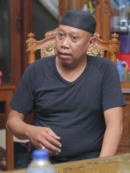 Tukul Arwana berusaha tetap tegar saat sang istri sudah meninggal pada Selasa (23/8/2016). (Andy Masela/Bintang.com)