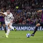 Striker Inter Milan, Lautaro Martinez, melepaskan tendangan ke gawang Barcelona pada laga Liga Champions, di Stadion Camp Nou, Rabu (24/10/2018). Barcelona menang 2-0 atas Inter Milan. (AP/Manu Fernandez)