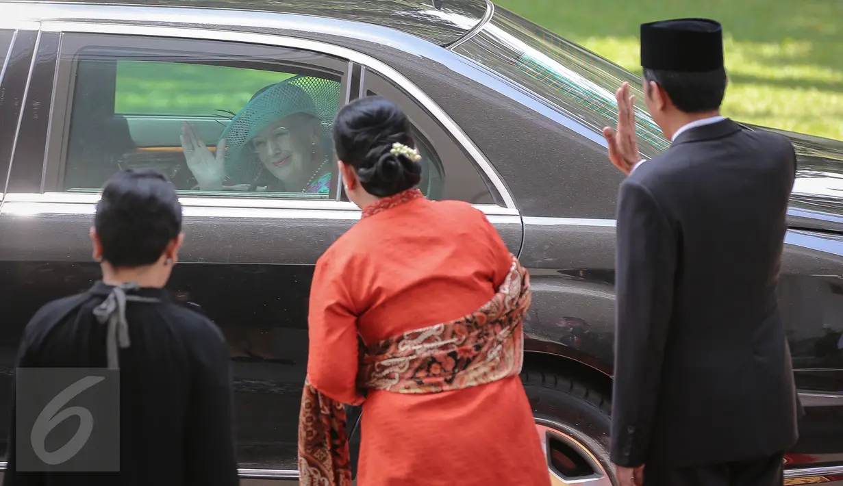 Presiden Jokowi bersama Ibu Negara Iriana Jokowi melambaikan tangan kepada Ratu Denmark Margrethe II usai melakukan kunjungan kenegaraan di Istana Merdeka, Jakarta, Kamis (22/10/2015). (Liputan6.com/Faizal Fanani)
