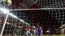 Pemain AS Monaco, Adama Diakhaby (2kiri) mencetak gol ke gawang Nice pada lanjutan Ligue 1 di Louis II Stadium, Monaco, (16/1/2018). AS Monaco bermain imbang 2-2 dengan Nice. (AFP/Valery Hache)