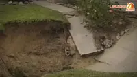 [VIDEO] Depan Rumah Ambles Selebar 6 Meter Hebohkan Florida