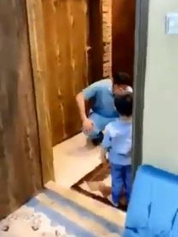 Dokter meminta putranya jaga jarak karena ia baru saja pulang dari rumah sakit. (dok. screenshot video Twitter @jesicatedja)
