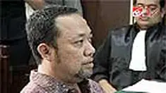 Alif Kuncoro adalah pengusaha bengkel yang memberikan order dan penghubung Gayus Tambunan dengan sejumlah wajib pajak. Sedangkan Kompol Arafat adalah perwira polisi yang menyidik kasus Gayus. 