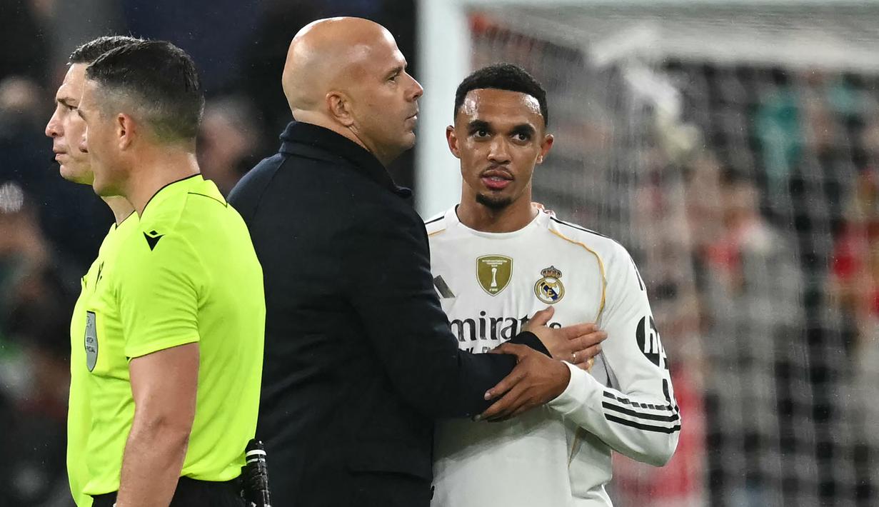 Pemain Real Madrid, Trent Alexander-Arnold (kanan) bercengrama dengan pelatih Liverpool, Arne Slot setelah berakhirnya laga Liga Champions 2025/2026 di Anfield, Liverpool, Inggris, Selasa (04/11/2025) waktu setempat. (AFP/Paul Ellis)