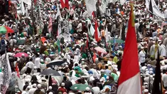 Ribuan massa yang tergabung dalam Forum Umat Islam (FUI) melakukan aksi damai 212 jilid 2 di depan Gedung Dewan Perwakilan Rakyat, Senayan, Jakarta, Selasa (21/2). (Liputan6.com/JohanTallo)