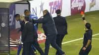 Carlos Bacca dan Neymar diganjar kartu merah dalam keributan di pertandingan Brasil vs Kolombia di Copa America 2015. EPA/CARLOS SUCCO