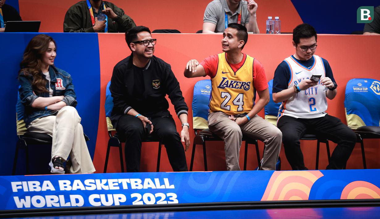 Andovi da Lopez (tengah kanan) dan Jovial da Lopez (tengah kiri) berbincang saat laga Grup H Piala Dunia FIBA 2023 antara Kanada melawan Prancis di Indonesia Arena, Senayan, Jakarta, Jumat (25/08/2023). (Bola.com/Bagaskara Lazuardi)