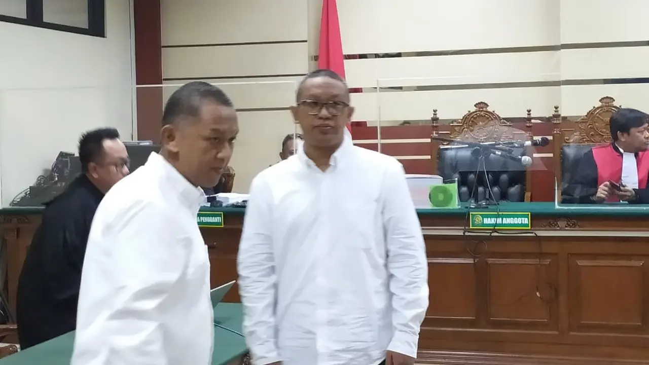 Sidang putusan mantan Kajari Bondowoso Puji Triasmoro dan mantan Kasipidsus Kejari Bondowoso Alexander Silaen di PN Surabaya. (Dian Kurniawan/Liputan6.com)