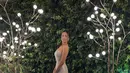 Dress kondangan Anya Geraldine menuai kritik netizen karena bisa menyaingi pengantinnya saat menghadiri resepsi pernikahan Chelsea Islan [@anyageraldine]