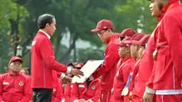 Presiden Joko Widodo menyerahkan bonus kepada atlet-atlet Indonesia yang sukses meraih juara umum pada ASEAN Para Games (APG) 2023 di&nbsp;Istana Merdeka, Jakarta, Senin (3/72023). (dok&nbsp;Sekretariat Presiden)