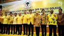 Ketua Umum DPP Partai Golkar Airlangga Hartarto (tengah) berfoto bersama dengan calon Kepala Daerah usai memberi surat rekomendasi di Kantor DPP Partai Golkar, Jakarta, Jumat (5/1). (Liputan6.com/JohanTallo)