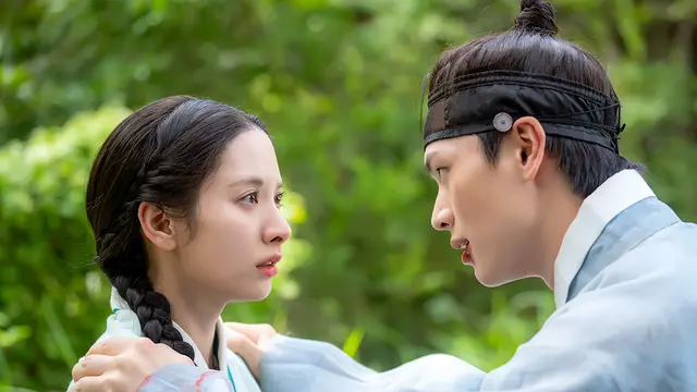 Bona WJSN dan Yook Sung Jae dalam drakor The Haunted Palace. (SBS via Soompi)